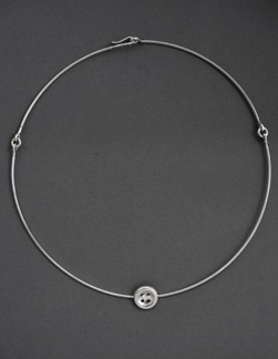 Halsring "Knappar"
Silver (2008)
Pris 1 250 kr. Halsring "Knappar"
Silver (2008)
Pris 1 250 kr.